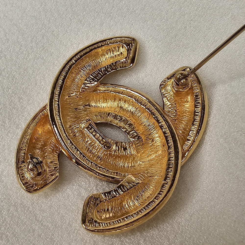 CHANEL Iconic Vintage Brooch - Picture 9 of 13